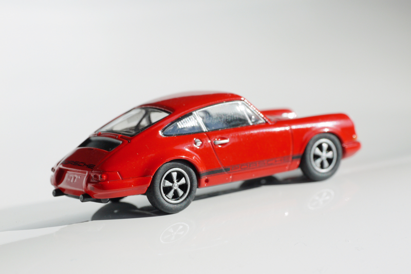 Illustration for article titled Kyosho Porsche 3 1/64 #86 - Projekt RennSport Käfer #8 - 1967 Porsche 911r